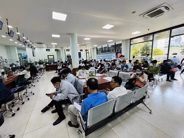 Người dân chờ làm thủ tục đất đai tại TP.HCM. Dự báo, số hồ sơ đất đai sẽ tăng vọt trong những ngày tới