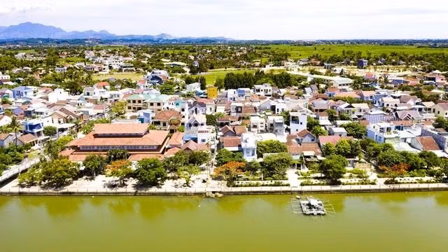 Sông Trà Bồng trước nhà tưởng niệm nhà thơ Tế Hanh