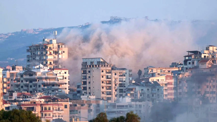 Các cuộc tấn công của Israel nhắm vào lực lượng Hezbollah khiến miền nam Lebanon chìm trong khói đạn. Ảnh: REUTERS
