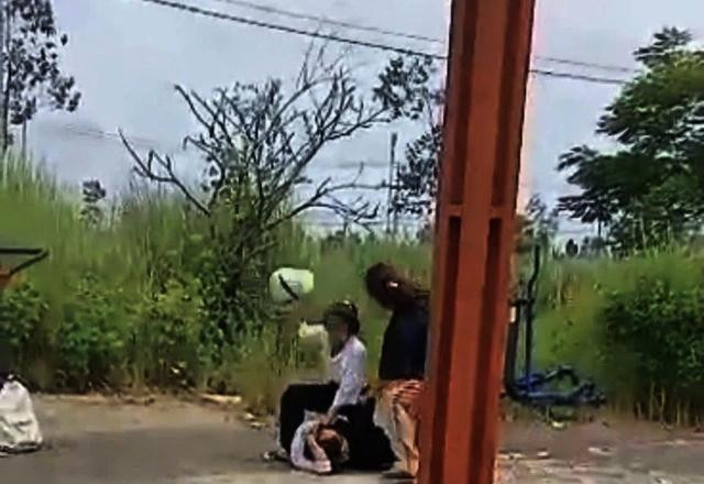 Em D. ôm đầu khi bị bạn cùng trường cầm nón bảo hiểm đánh