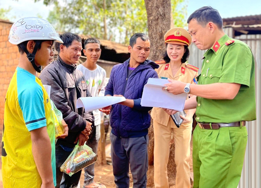 Công an xã Ia Khươl phối hợp với lực lượng Cảnh sát Giao thông Công an huyện Chư Păh tuyên truyền, vận động người dân chấp hành nghiêm các quy định về an toàn giao thông. Ảnh: Minh Phương Công an xã Ia Khươl phối hợp với lực lượng Cảnh sát Giao thông Công an huyện Chư Păh tuyên truyền, vận động người dân chấp hành nghiêm các quy định về an toàn giao thông. Ảnh: Minh Phương