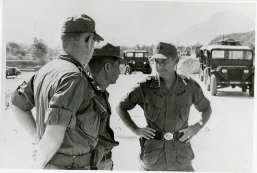 Tướng 2 sao John Dillard, ngoài cùng bên phải (chống nạnh) trước khi bị bắn hạ trên trực thăng ngày 12-5-1970. Ảnh tư liệu: Sưu tầm N.Q.T Tướng 2 sao John Dillard, ngoài cùng bên phải (chống nạnh) trước khi bị bắn hạ trên trực thăng ngày 12-5-1970. Ảnh tư liệu: Sưu tầm N.Q.T