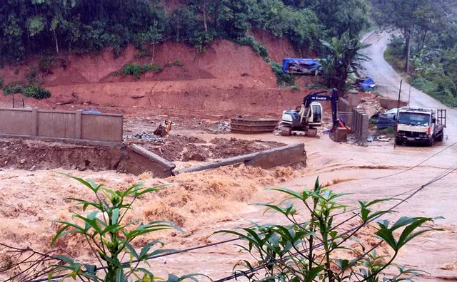 Tuyến đường dẫn vào xã Mường Chanh bị nước lũ tràn qua