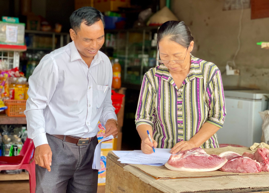 Chính quyền địa phương đi vận động các hộ mua bán vào chợ xã Ia Hla trở lại bắt đầu từ ngày 25-9-2024. Ảnh: V.T