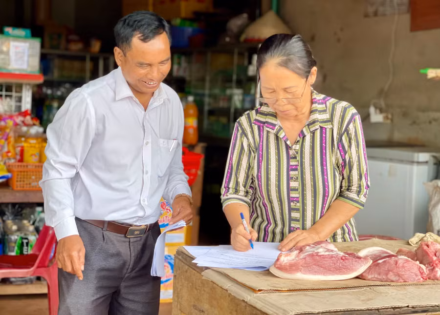 Chính quyền địa phương đi vận động các hộ mua bán vào chợ xã Ia Hla trở lại bắt đầu từ ngày 25-9-2024. Ảnh: V.T