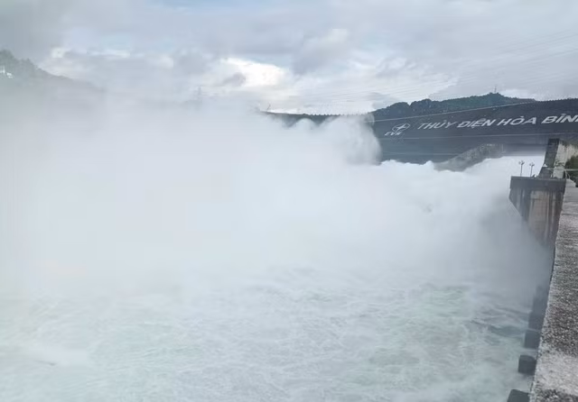 Thủy điện Hòa Bình mở 1 cửa xả đáy vào trưa nay