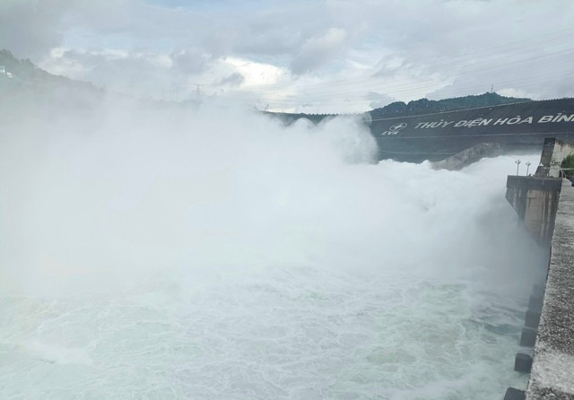 Thủy điện Hòa Bình mở 1 cửa xả đáy vào trưa nay Thủy điện Hòa Bình mở 1 cửa xả đáy vào trưa nay