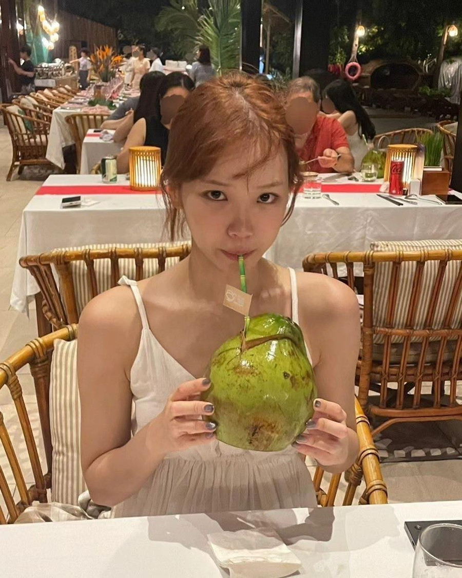 Chae Won là thành viên nhóm nhạc nữ Le Sserafim, được thành lập và quản lý bởi Source Music, công ty con của tập đoàn HYBE. Trước đó, cô tham gia show sống còn Produce48, hoạt động trong nhóm nữ dự án IZ*ONE hoạt động từ năm 2018 đến 2021, đảm nhận vai trò giọng ca chính. Tuy vậy, công ty quản lý cũ Woollim Entertainment bị nghi giúp cô gian lận thành tích, khiến hình ảnh của Chae Won xấu đi trong mắt công chúng. Chae Won là thành viên nhóm nhạc nữ Le Sserafim, được thành lập và quản lý bởi Source Music, công ty con của tập đoàn HYBE. Trước đó, cô tham gia show sống còn Produce48, hoạt động trong nhóm nữ dự án IZ*ONE hoạt động từ năm 2018 đến 2021, đảm nhận vai trò giọng ca chính. Tuy vậy, công ty quản lý cũ Woollim Entertainment bị nghi giúp cô gian lận thành tích, khiến hình ảnh của Chae Won xấu đi trong mắt công chúng.