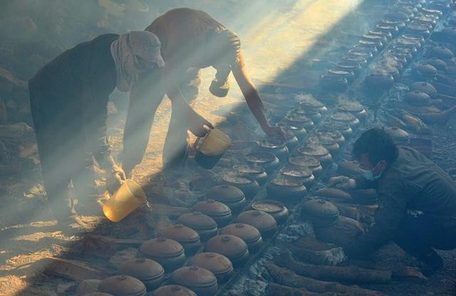 Để việc kho cá không ảnh hưởng đến sức khỏe, người dân dùng mặt nạ chống độc tránh khói