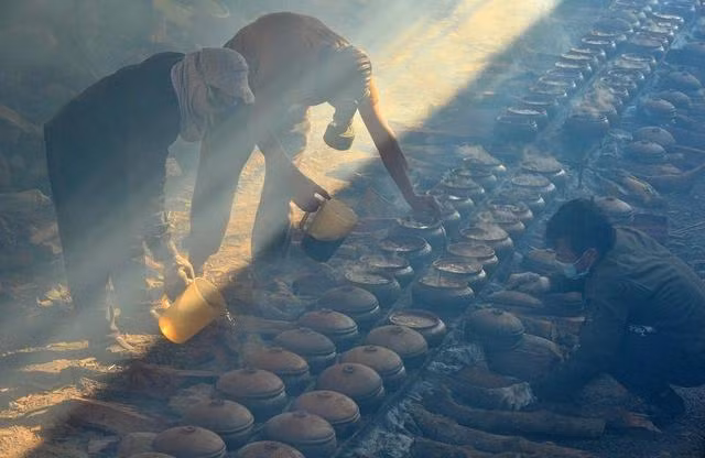 Để việc kho cá không ảnh hưởng đến sức khỏe, người dân dùng mặt nạ chống độc tránh khói