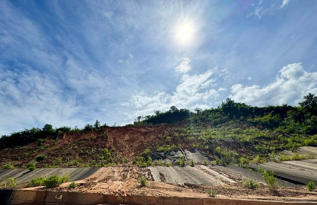 Đoạn tường chắn taluy dương trên QL14 bị sạt lở, ẩn chứa nhiều nguy hiểm