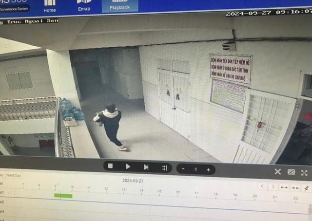 Hình ảnh Thạch Thị Sóc Sô Khone ẵm bé trai đi được camera an ninh của bệnh viện ghi lại Hình ảnh Thạch Thị Sóc Sô Khone ẵm bé trai đi được camera an ninh của bệnh viện ghi lại