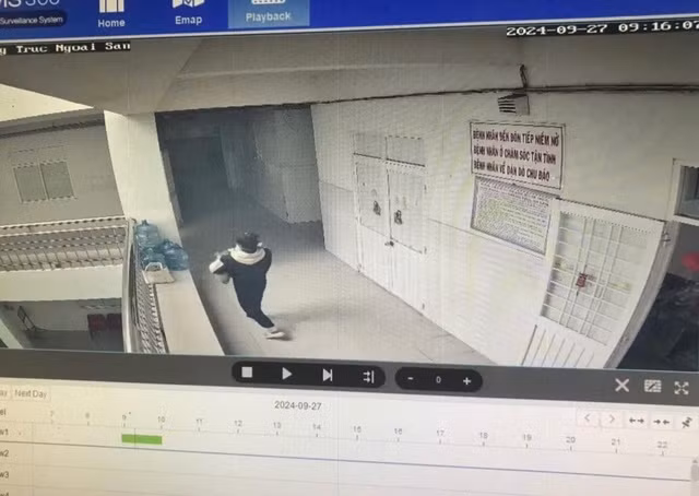 Hình ảnh Thạch Thị Sóc Sô Khone ẵm bé trai đi được camera an ninh của bệnh viện ghi lại