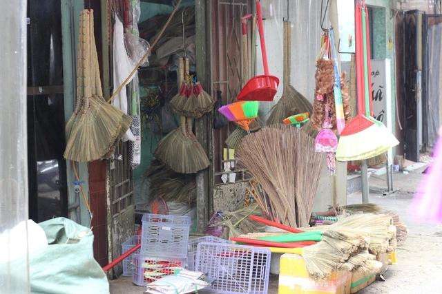 Để làm ra một chiếc chổi thành phẩm phải trải qua rất nhiều công đoạn Để làm ra một chiếc chổi thành phẩm phải trải qua rất nhiều công đoạn