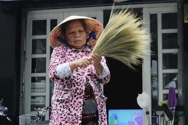 Dù đã lớn tuổi nhưng bà Nở vẫn rất nhanh nhạy trong các khâu làm chổi đót Dù đã lớn tuổi nhưng bà Nở vẫn rất nhanh nhạy trong các khâu làm chổi đót