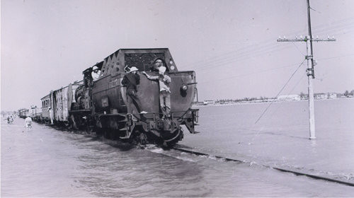 Trong trận lũ năm 1971, ngành giao thông đã điều cả một đoàn tàu chở đầy đá hộc để ém trên cầu Long Biên vì sợ trôi cầu. Ảnh tư liệu TTXVN.