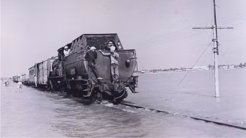 Trong trận lũ năm 1971, ngành giao thông đã điều cả một đoàn tàu chở đầy đá hộc để ém trên cầu Long Biên vì sợ trôi cầu. Ảnh tư liệu TTXVN.