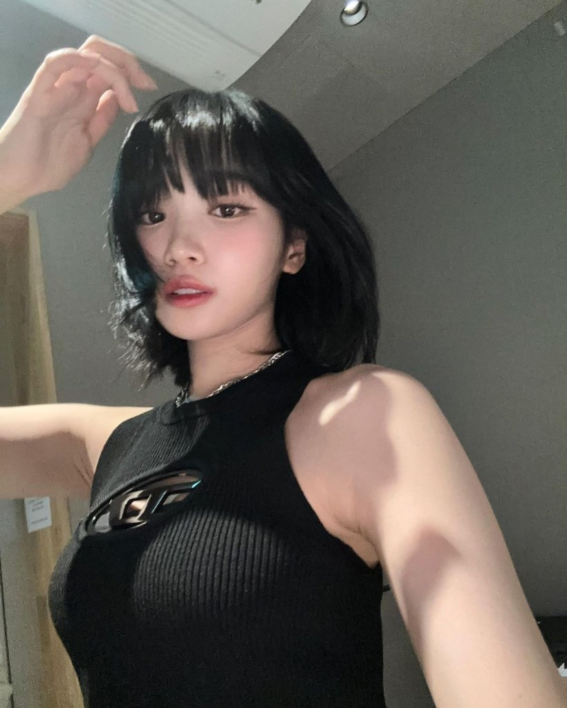 Bên cạnh sự tiêu cực về màn trình diễn ở Coachella, Kim Chae Won vướng phải nhiều thị phi. Cô bị cư dân mạng tố bắt chước phong cách ăn mặc, trang điểm của Winter (nhóm nhạc nữ aespa). Bên cạnh đó, cô bị chỉ trích thách thức dư luận vì đăng clip Doja Cat giơ “ngón tay thối” khi hát trước đám đông ở Coachella. Đáng nói, clip này được đăng tải sau khi Le Sserafim bị chê là thảm họa hát live Kpop. Bên cạnh sự tiêu cực về màn trình diễn ở Coachella, Kim Chae Won vướng phải nhiều thị phi. Cô bị cư dân mạng tố bắt chước phong cách ăn mặc, trang điểm của Winter (nhóm nhạc nữ aespa). Bên cạnh đó, cô bị chỉ trích thách thức dư luận vì đăng clip Doja Cat giơ “ngón tay thối” khi hát trước đám đông ở Coachella. Đáng nói, clip này được đăng tải sau khi Le Sserafim bị chê là thảm họa hát live Kpop.