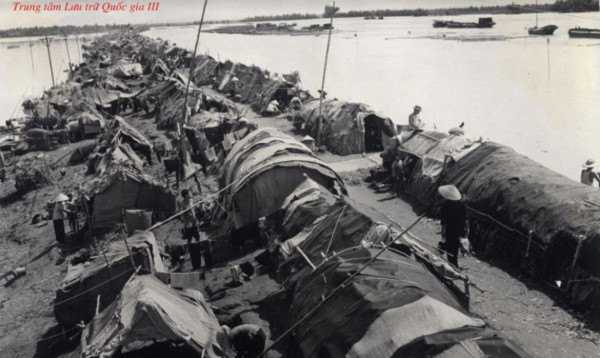 Lũ cuốn trôi nhà cửa, nhân dân Hoài Đức, Hà Tây (cũ, nay là Hà Nội) làm lán tạm ở trên đê. Ảnh: Trung tâm lưu trữ quốc gia III.