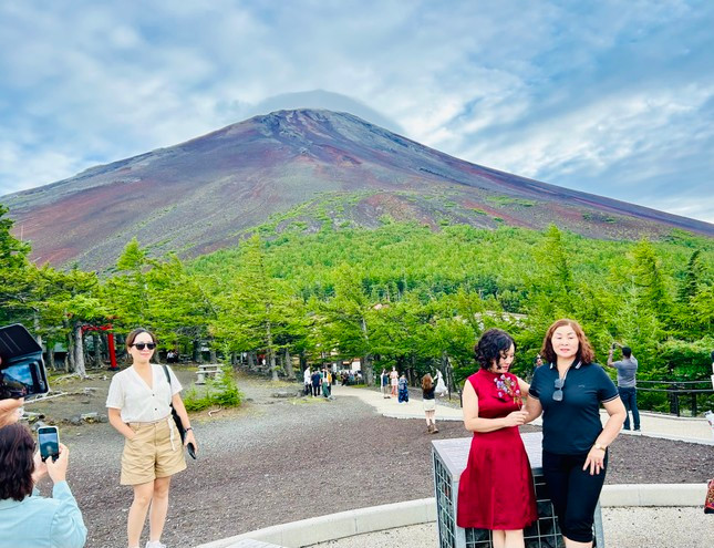 Phú Sĩ thu nhìn từ trạm 5 trên lưng chừng núi Phú Sĩ thu nhìn từ trạm 5 trên lưng chừng núi