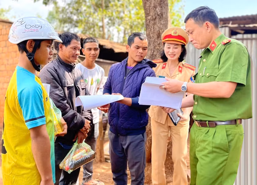 Công an xã Ia Khươl phối hợp với lực lượng Cảnh sát Giao thông Công an huyện Chư Păh tuyên truyền, vận động người dân chấp hành nghiêm các quy định về an toàn giao thông. Ảnh: Minh Phương