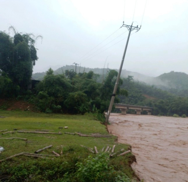 Nhiều cột điện trung thế 35kV nằm gần bờ sông Luồng, huyện Quan Sơn đã bị nước lũ cuốn trôi