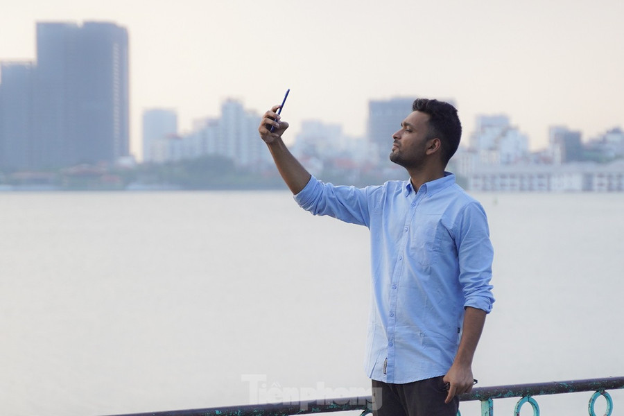 Khách Tây cũng thích thú trước khung cảnh lãng mạn, mát mẻ của Hà Nội những ngày này.