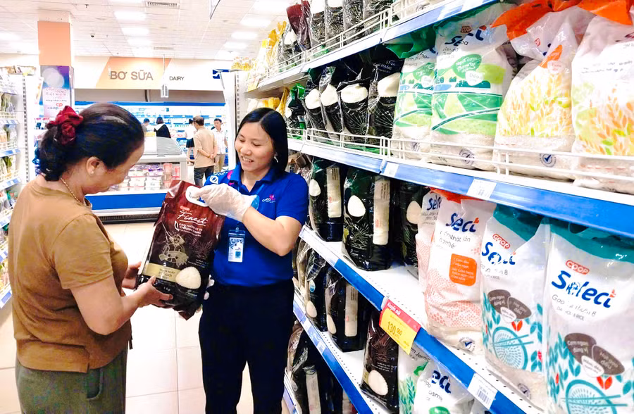 Các loại gạo sử dụng giống lúa ST25 được người tiêu dùng rất ưa chuộng. Ảnh: V.T Các loại gạo sử dụng giống lúa ST25 được người tiêu dùng rất ưa chuộng. Ảnh: V.T