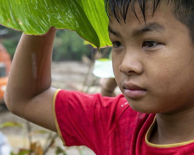 Hoàng Trần Bảo Sơn với ánh mắt đăm đăm nhìn ra bờ suối. Ảnh: Văn Chương