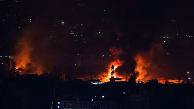 Khói bốc lên từ vùng ngoại ô phía Nam Beirut nhìn từ Sin El Fil, Lebanon, vào ngày 28-9. Ảnh: Reuters