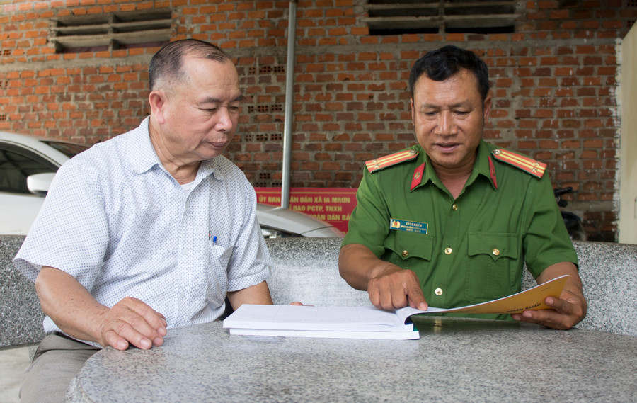 Công an xã Ia Mrơn trao đổi việc quản lý dân cư với Trưởng thôn Đăk Chă. Ảnh: R.H Công an xã Ia Mrơn trao đổi việc quản lý dân cư với Trưởng thôn Đăk Chă. Ảnh: R.H