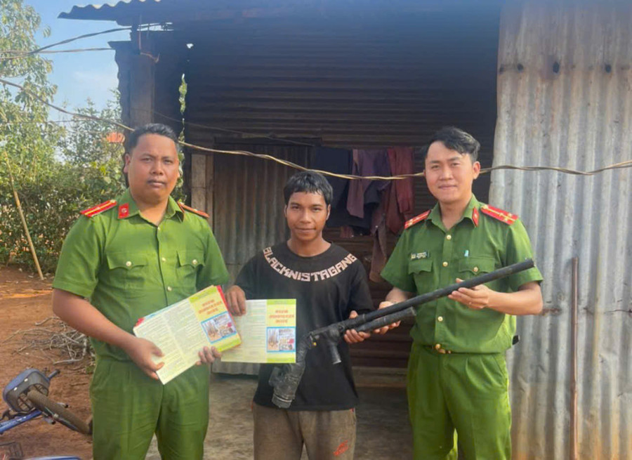Cán bộ Công an xã Ia Tiêm (huyện Chư Sê) tuyên truyền, vận động người dân giao nộp vũ khí tự chế. Ảnh: R.H Cán bộ Công an xã Ia Tiêm (huyện Chư Sê) tuyên truyền, vận động người dân giao nộp vũ khí tự chế. Ảnh: R.H
