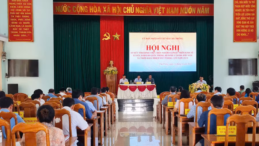 Quang cảnh hội nghị sơ kết tình hình thực hiện nhiệm vụ phát triển kinh tế-xã hội, bảo đảm quốc phòng-an ninh 9 tháng và triển khai nhiệm vụ 3 tháng cuối năm 2024 của UBND huyện Chư Prông. Ảnh: K.L