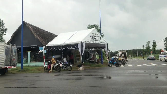 Hàng xóm đến chia buồn cùng gia đình