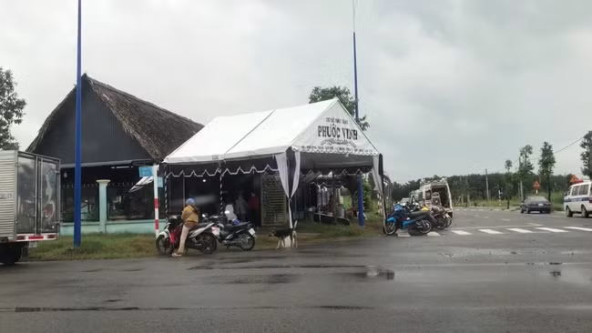 Hàng xóm đến chia buồn cùng gia đình