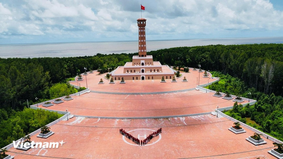 Cột cờ Hà Nội tại Đất Mũi Cà Mau. (Ảnh: Vietnam+)