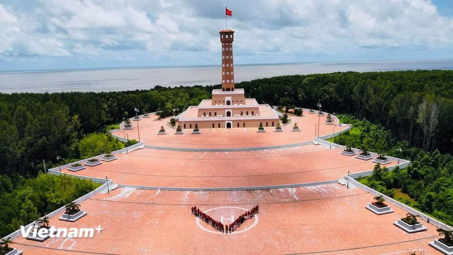 Cột cờ Hà Nội tại Đất Mũi Cà Mau. (Ảnh: Vietnam+)