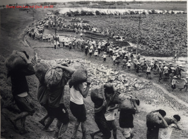 Nhân dân ở Gia Lâm (Hà Nội), Hải Dương, Hưng Yên khắc phục khó khăn do lũ làm sạt lở đê. Ảnh: Trung tâm lưu trữ quốc gia III.