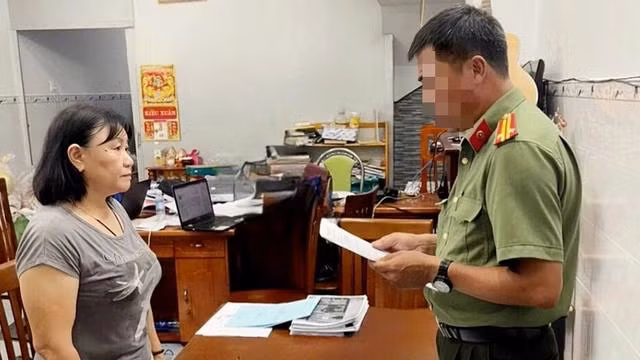 Cơ quan An ninh điều tra Công an tỉnh Kiên Giang tống đạt các quyết định khởi tố, bắt tạm giam bị can Nguyễn Ngọc Châu