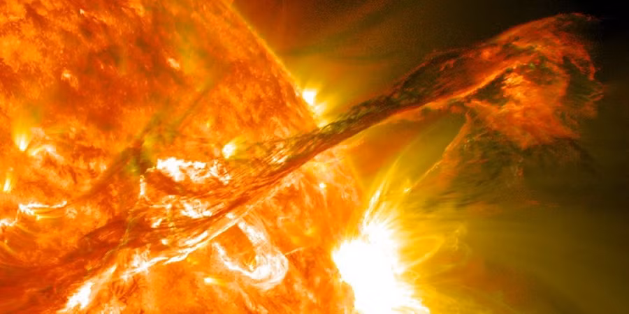 Theo các nhà khoa học không gian, một vụ phun trào vành nhật hoa (CME) đã được ghi nhận vào lúc 21h39 giờ UTC (4h30 sáng 23/9 theo giờ Hà Nội) khi vết đen AR3835 bất ngờ phát ra một cơn bão Mặt Trời lớp M. (Nguồn: NASA) Theo các nhà khoa học không gian, một vụ phun trào vành nhật hoa (CME) đã được ghi nhận vào lúc 21h39 giờ UTC (4h30 sáng 23/9 theo giờ Hà Nội) khi vết đen AR3835 bất ngờ phát ra một cơn bão Mặt Trời lớp M. (Nguồn: NASA)