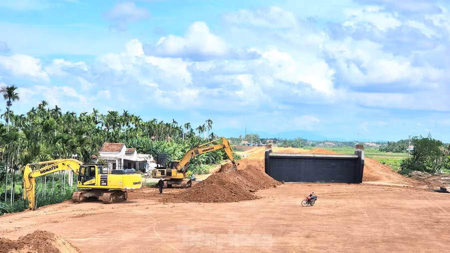 “Đơn vị đang phấn đấu đến cuối năm sẽ hoàn thành tất cả các đầu việc của hạng mục cầu Sông Vệ, thông toàn tuyến”, đại diện nhà thầu nói.