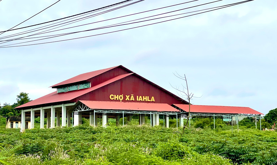 Chợ xã Ia Hla xây dựng kiên cố nhưng lại bị bỏ hoang gần 3 năm nay. Ảnh: V.T