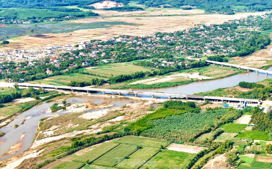 Toàn cảnh cầu sông Vệ, cây cầu dài nhất trên tuyến cao tốc Quảng Ngãi - Hoài Nhơn.