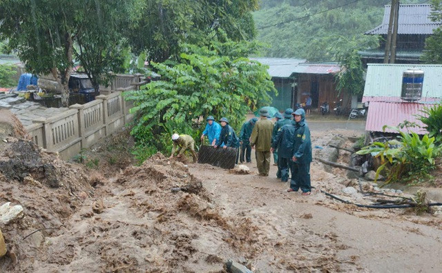 Lực lượng chức năng xã Mường Chánh triển khai các phương án hỗ trợ người dân bị ảnh hưởng