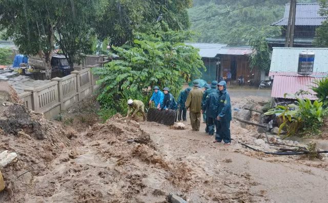 Lực lượng chức năng xã Mường Chánh triển khai các phương án hỗ trợ người dân bị ảnh hưởng