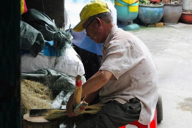 Ông Nhân đang làm công đoạn tề chổi cho gọn, đẹp trước khi mang đi bỏ mối Ông Nhân đang làm công đoạn tề chổi cho gọn, đẹp trước khi mang đi bỏ mối