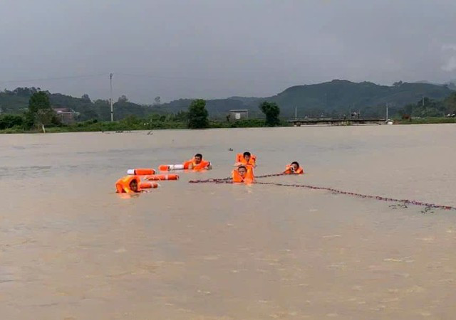 Lực lượng chức năng tìm kiếm nạn nhân. Ảnh: C. An Lực lượng chức năng tìm kiếm nạn nhân. Ảnh: C. An