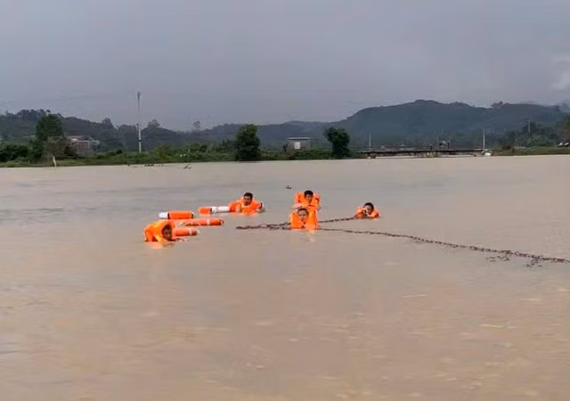 Lực lượng chức năng tìm kiếm nạn nhân. Ảnh: C. An