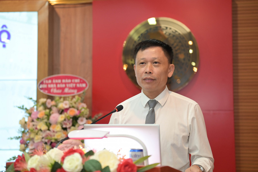 Phó Giáo sư, Tiến sĩ Nguyễn Thành Lợi - Tổng Biên tập Báo Kinh tế và Đô thị trình bày tham luận Báo chí với bảo vệ cán bộ năng động, sáng tạo, dám nghĩ, dám làm, dám chịu trách nhiệm vì lợi ích chung. Phó Giáo sư, Tiến sĩ Nguyễn Thành Lợi - Tổng Biên tập Báo Kinh tế và Đô thị trình bày tham luận Báo chí với bảo vệ cán bộ năng động, sáng tạo, dám nghĩ, dám làm, dám chịu trách nhiệm vì lợi ích chung.