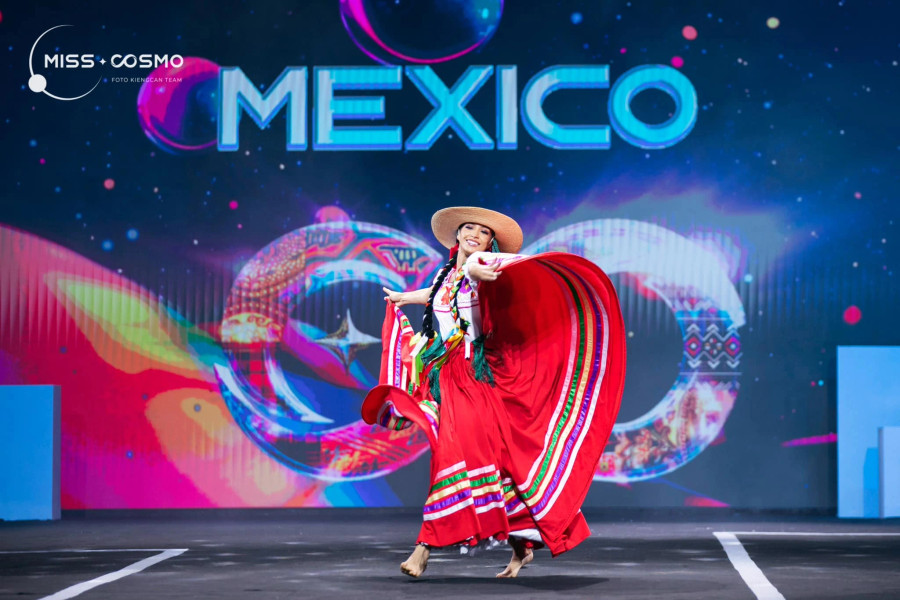 Người đẹp Mexico trình diễn trang phục mang đậm màu sắc lễ hội